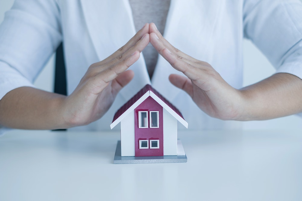 Investissement immobilier: Comment évaluer efficacement les risques et les rendements potentiels?