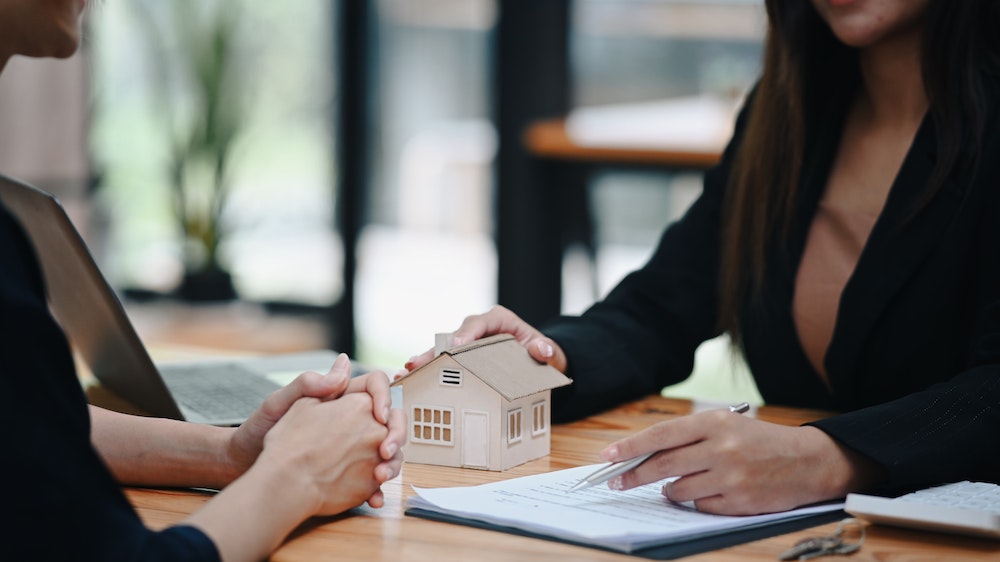 Location meublée versus location nue : Les critères de choix pour l'investisseur avisé